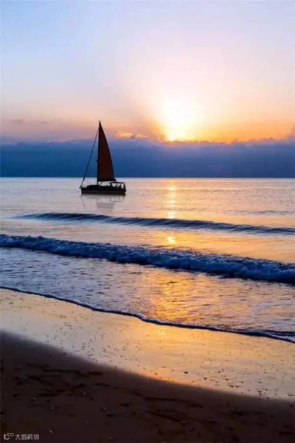 大海日出帆船