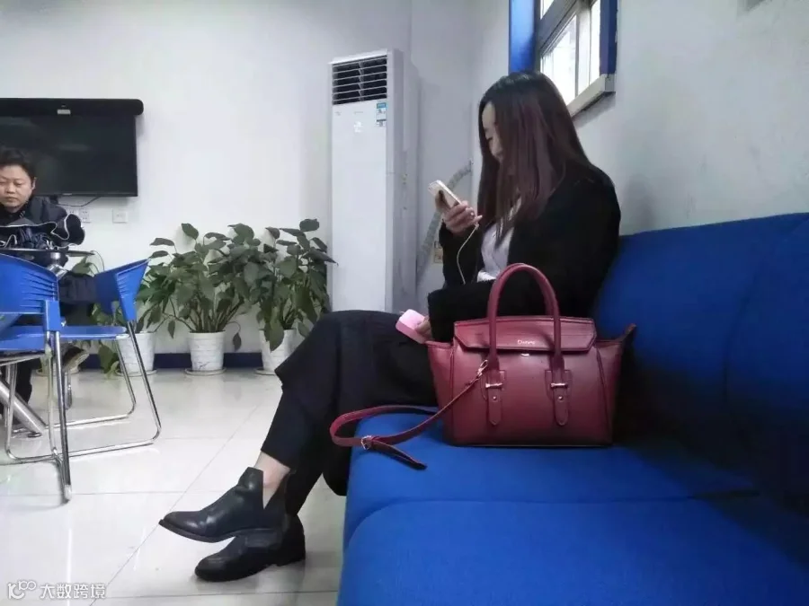 玩手机.jpg