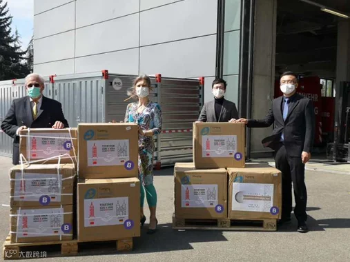 托马斯·拉贝和海德堡市政府代表接受物资捐赠