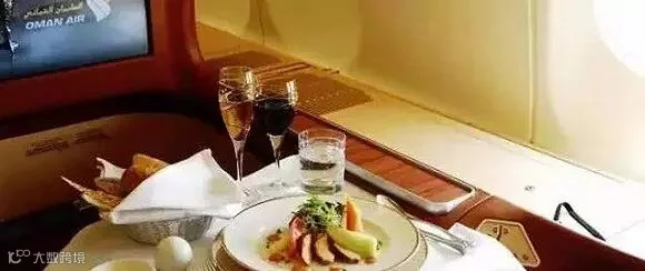 阿曼航空会按季节提供最适宜食材,都盛放在定制的大尺寸瓷器中,头等舱和商务舱的乘客可以尽情享用鱼子酱、法国香槟和饭后点心。相较于机票的费用,这些飞机餐物超所值。