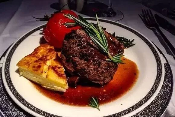 新加坡航空总是以奢华示人,还可以沿途根据旅客需求定制美食。烤菲力牛扒配葱头龙蒿汁、烤南瓜和四季豆是我最爱的选择之一,真的可以和高级餐厅媲美了。”