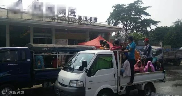 狂欢吃饭.jpg