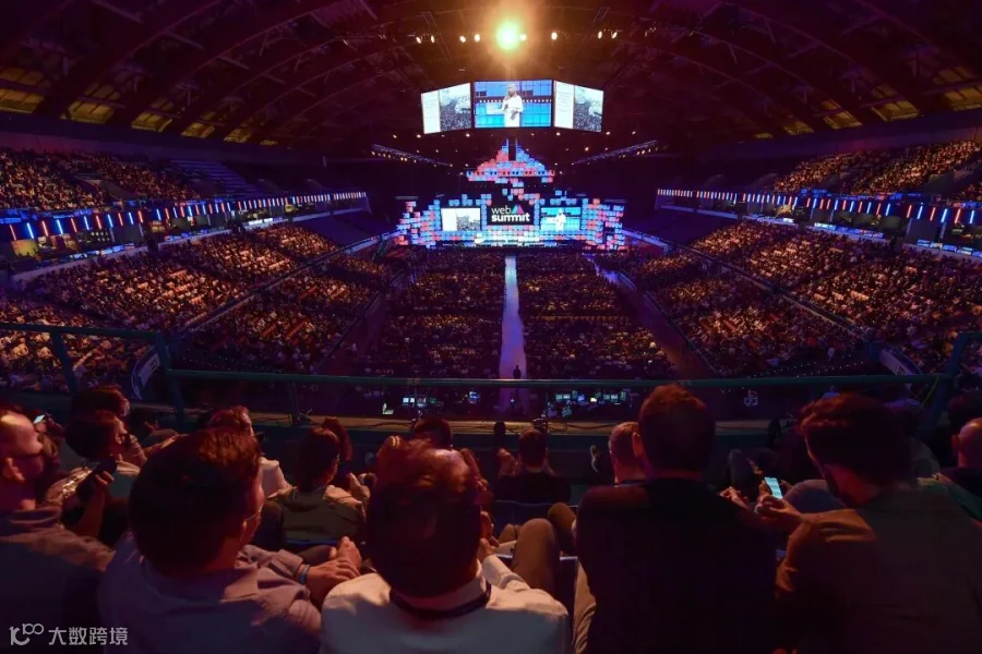 2021年Web Summit开幕夜中央舞台，地点在里斯本Altice Arena