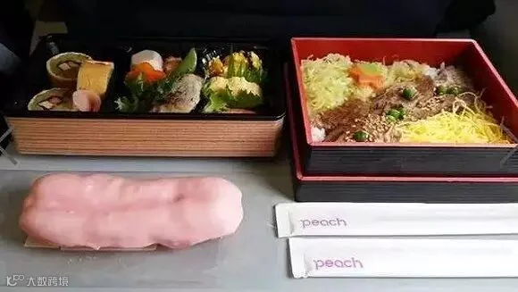 乐桃航空的寿司与和牛沙拉,好吃得不可思议。而在飞马航空的飞机上,我吃到了堪比商务舱的牛排。