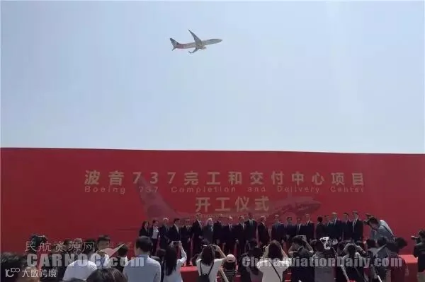 一架波音737飞机从奠基仪式现场上空飞过,为活动带来一份意外的祝贺。