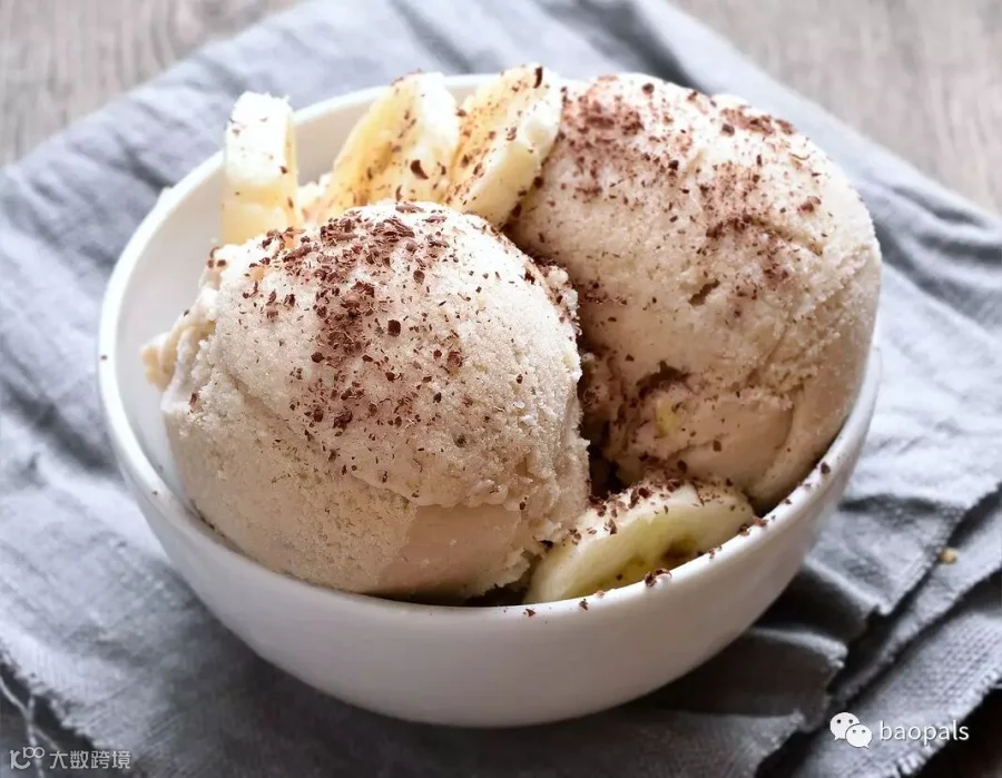Banana ice cream in bowl on wooden background