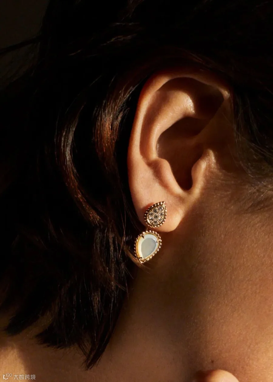 Boucheron宝诗龙Serpent Bohème系列珍珠母贝黄金镶钻双水滴造型耳钉_情境图.jpg