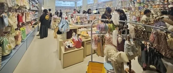 不到30元的“凉凉衣”、200多元的软骨素……济南商场里新开宠物集合店，市民逛完直呼新奇：感觉就像母婴店