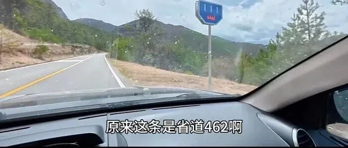 稻城亚丁被指圈占省道变“私路”，强制乘坐收费摆渡车，博主维权引热议，景区：私家车进入是违规行为，当地：多部门介入，将发布调查通报