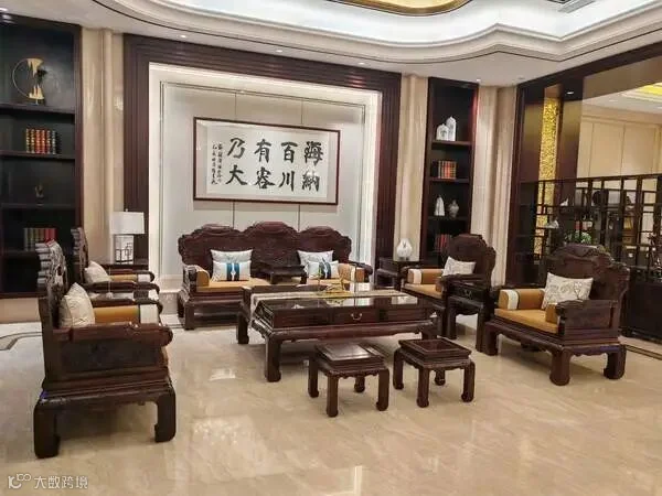 万事红红木潜心钻研微凹黄檀木性，全榫卯非遗技艺贯穿上百道工序