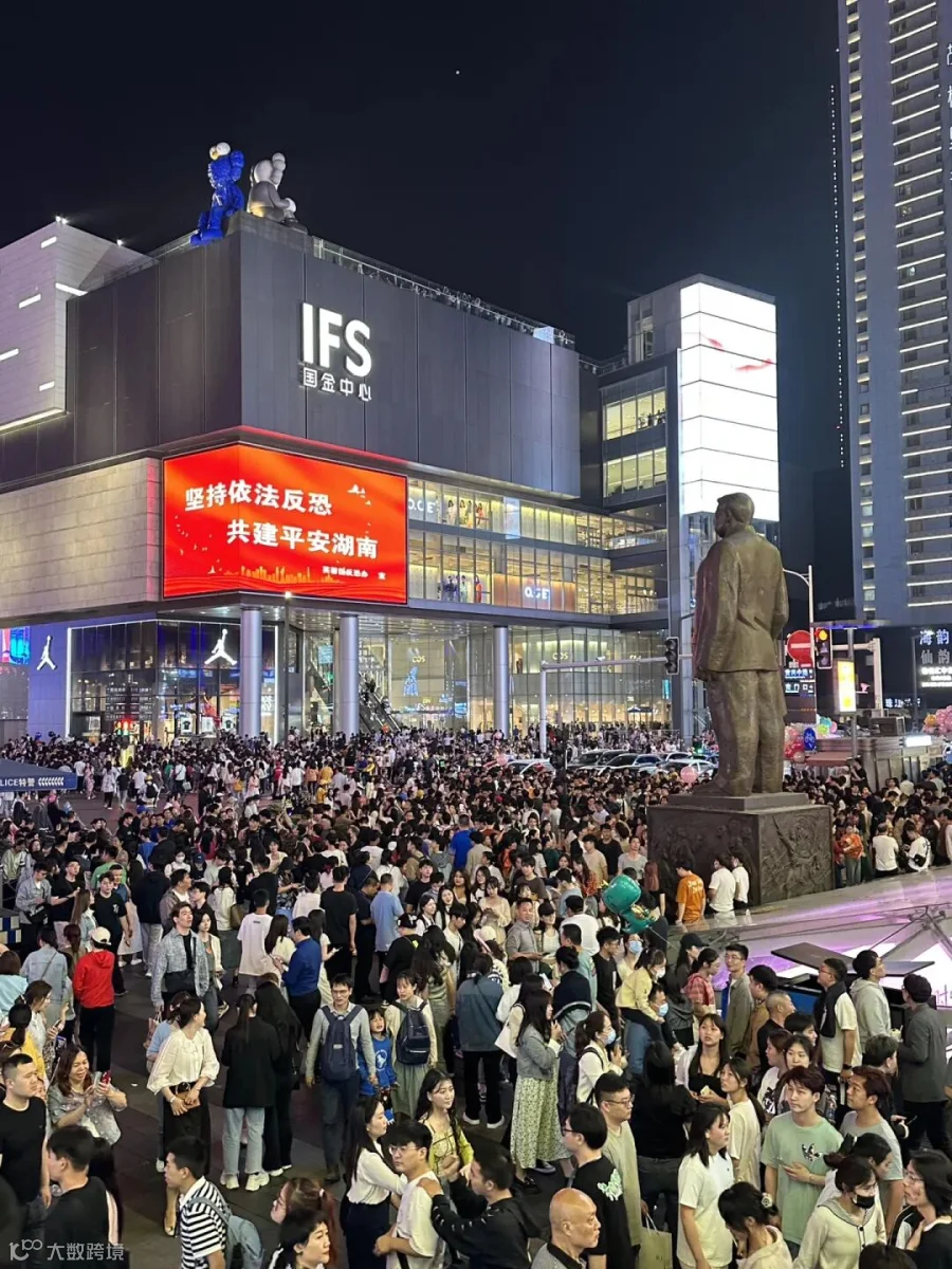 旅游人群2.jpg