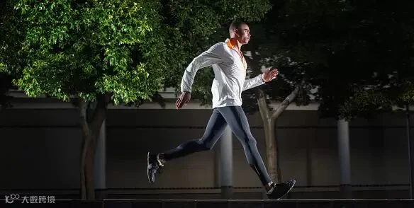 公园,人,城市,自然,运动_521811623_Man running through city streets_创意图片_Getty Images China