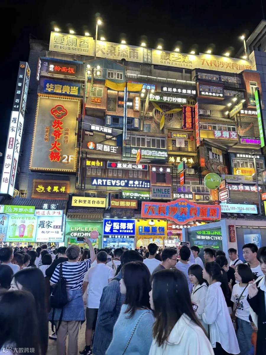 旅游人群.jpg