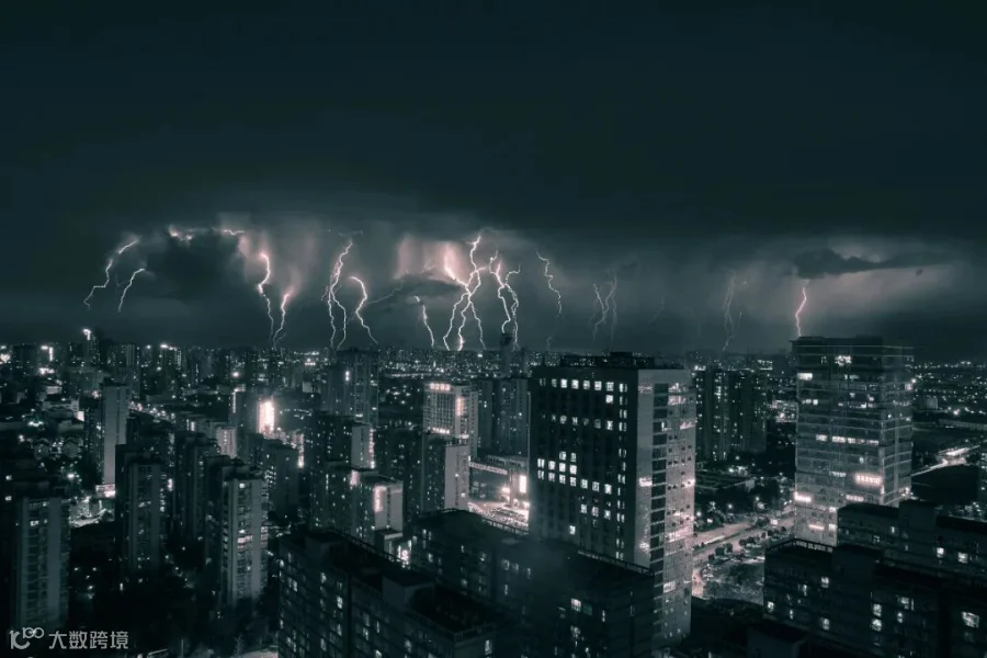 摄图网_500774547_闪电下的城市夜景(企业商用).jpg