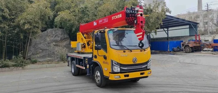 东风华神8吨蓝牌吊车，5米7 节臂・30 米起升高度，玉柴160马力，双节支腿，加大转盘 + 8 吨卷扬减速机，经久耐用市区通行无压力