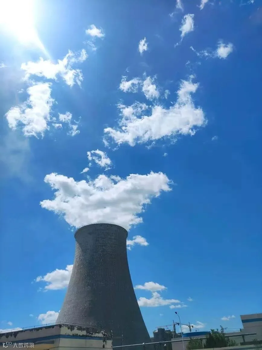 蓝天下的冷却塔：工业与自然的交织.jpg