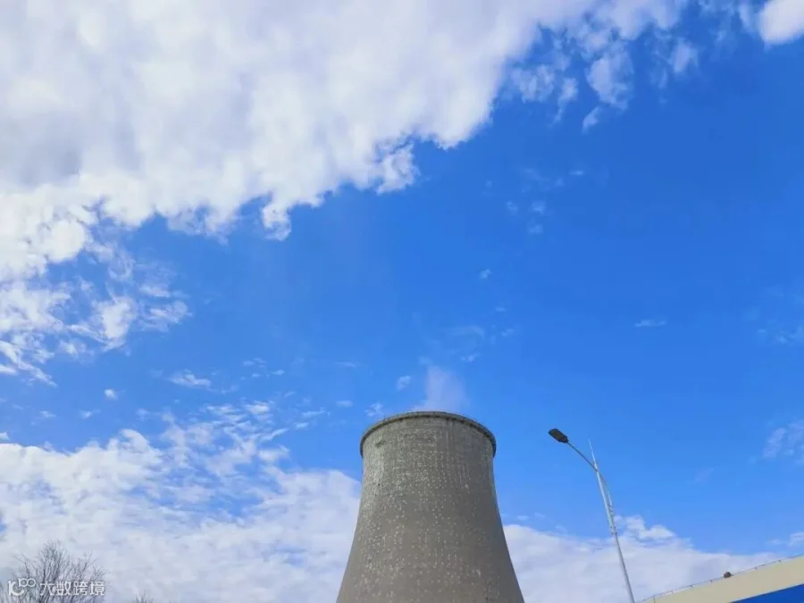 高冬冬  《晴空与塔》湛蓝天空铺着蓬松白云，巨大的双曲线冷却塔静静矗立，顶端飘着一缕轻烟。一旁的路灯