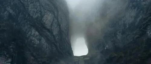 在张家界，看云雾缭绕的群山，走世界最长的玻璃栈道