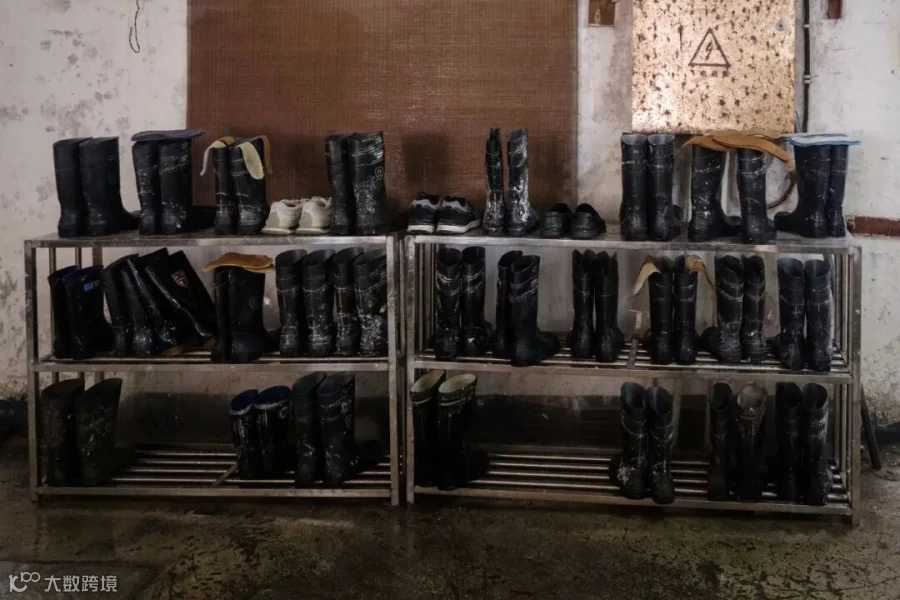 Papermakers’ boots, April 2025. Wu Huiyuan/Sixth Tone
