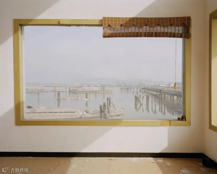 A view through an abandoned restaurant’s window in Suzhou, Jiangsu province, 2013. Courtesy of Chen Liang