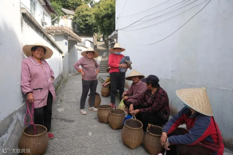 A group of tea pickers takes a break before heading to the next tea garden.