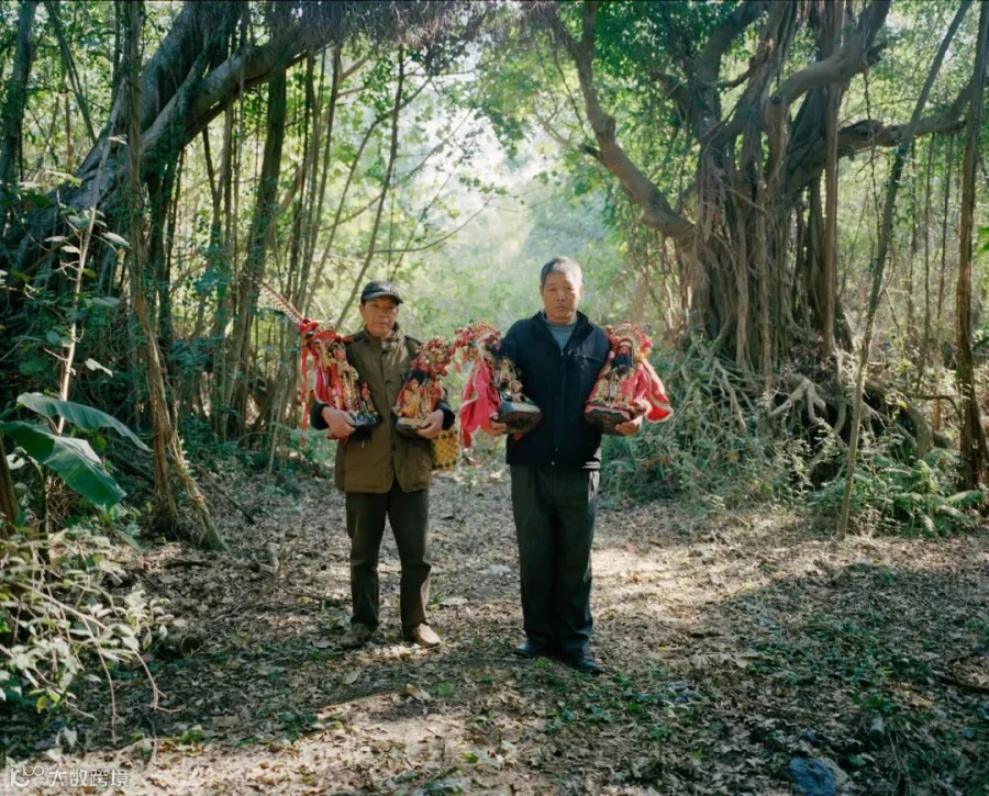 Chen Liang’s father Chen Wangrong (right) and a villager carry the village deity statues on Donghai Island, Guangdong province, 2014. Courtesy of Chen Liang