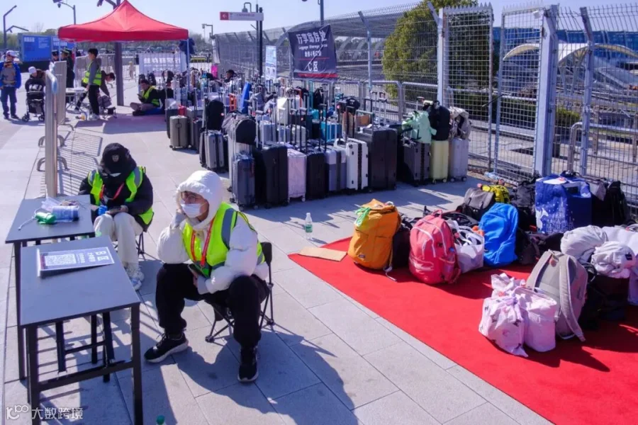 Baggage storage points outside the Shanghai International Circuit, March 15, 2026. Many out-of-town fans attended the race with their luggage in tow. Wu Huiyuan/Sixth Tone