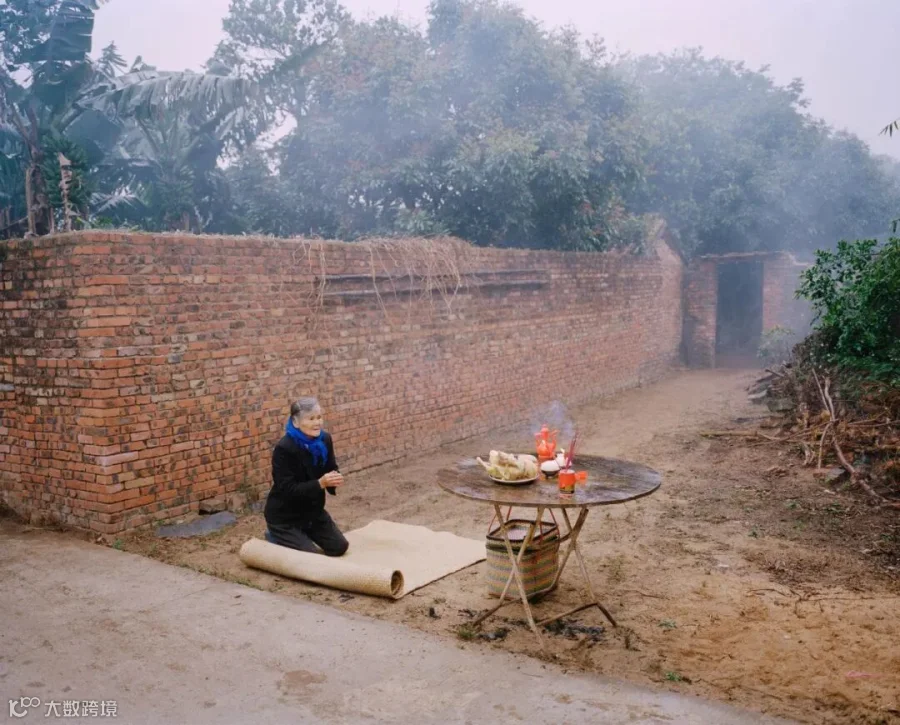 An elderly woman offers incense to the gods on Donghai Island, Guangdong province, 2014. Courtesy of Chen Liang