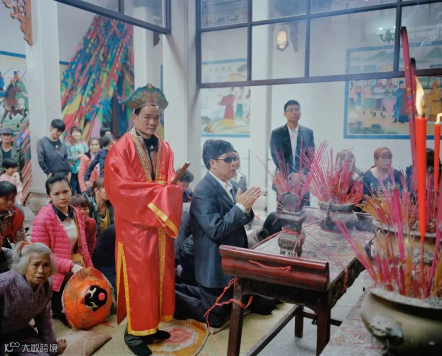 Villagers pay New-Year respects in a temple on Donghai Island, Guangdong province, 2014. Courtesy of Chen Liang