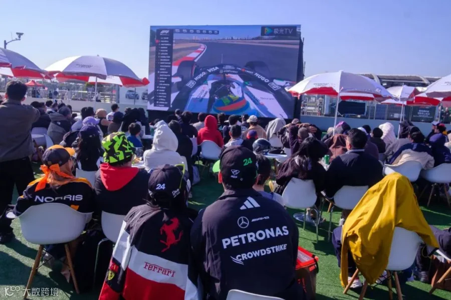 People watch the F1 Chinese Grand Prix outside the Shanghai International Circuit, March 15, 2026. Wu Huiyuan/Sixth Tone