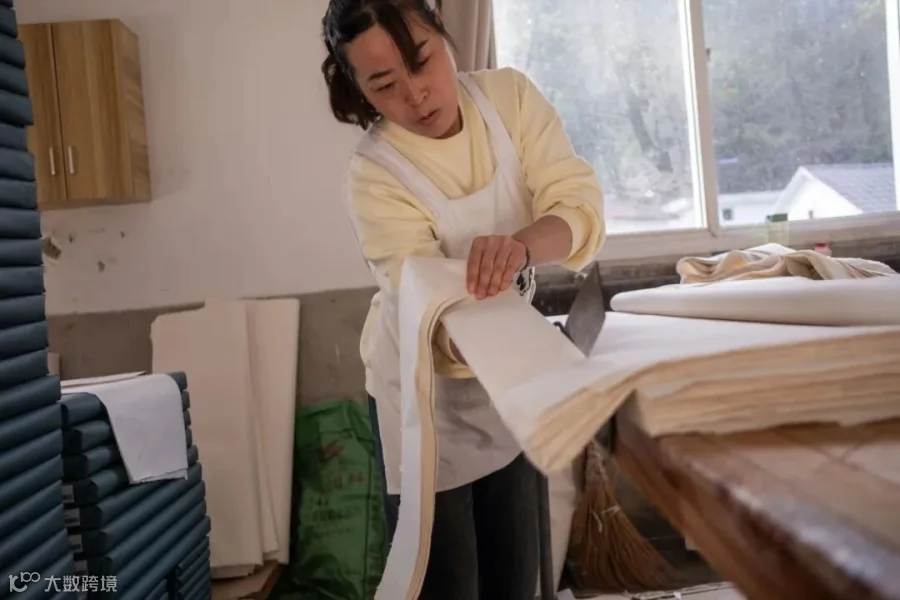 A worker trims “xuan” paper, April 2025. Wu Huiyuan/Sixth Tone