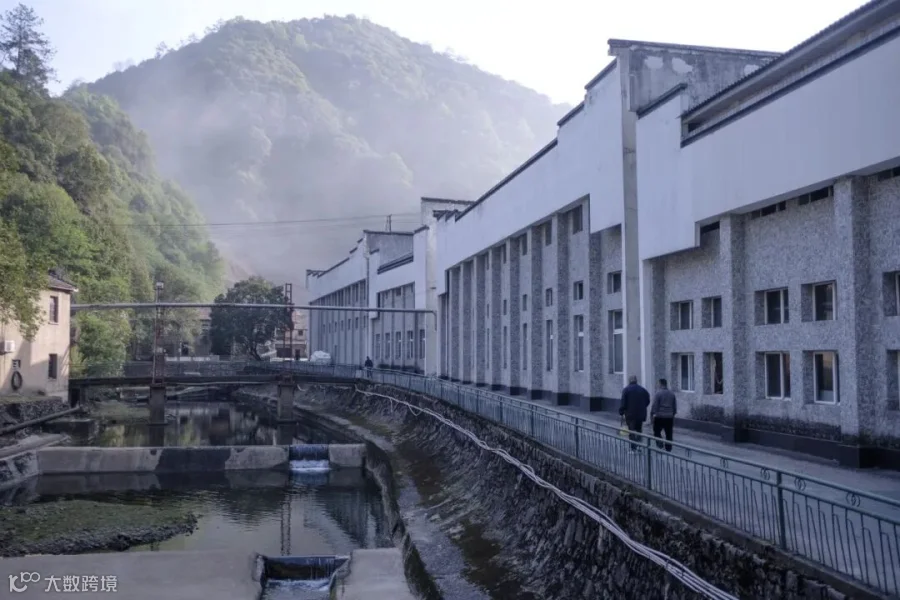 Workers arrive for the morning shift, April 2025. Wu Huiyuan/Sixth Tone