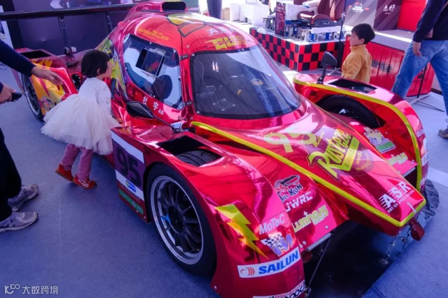 Children look at a race car outside the Shanghai International Circuit, March 15, 2026. Wu Huiyuan/Sixth Tone