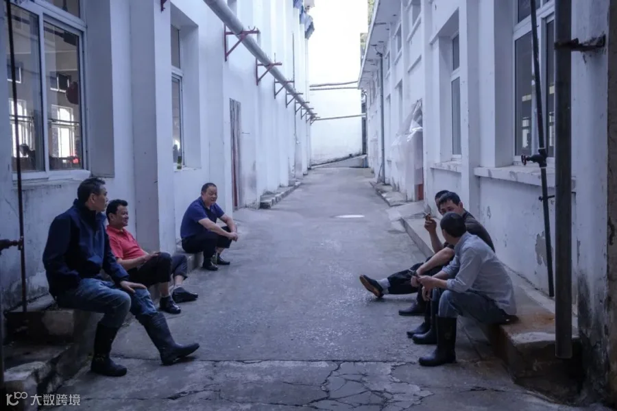 Papermakers take a lunch break, April 2025. Wu Huiyuan/Sixth Tone