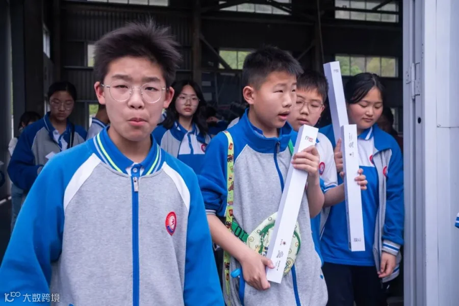 A group of middle school students holding souvenirs, April 2025. Wu Huiyuan/Sixth Tone