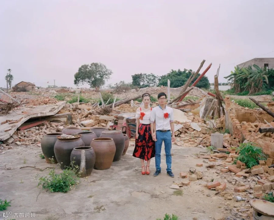 Chen’s younger sister and her husband return to their demolished village for a wedding procession on Donghai Island, Guangdong province, 2014. Courtesy of Chen Liang