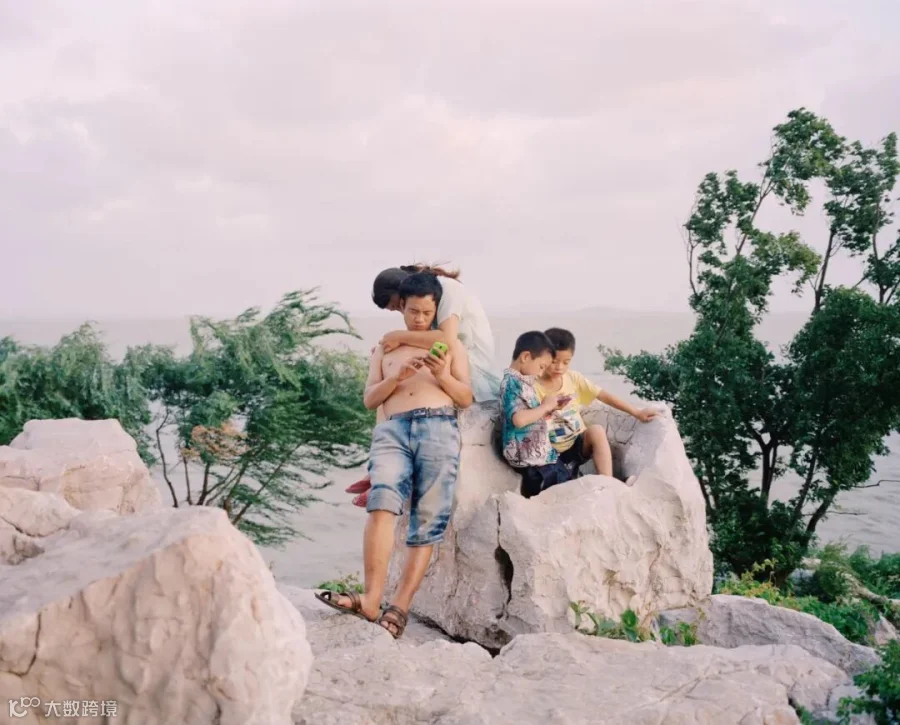 A family spends time together by Lake Tai in Wuxi, Jiangsu province, 2013. Courtesy of Chen Liang