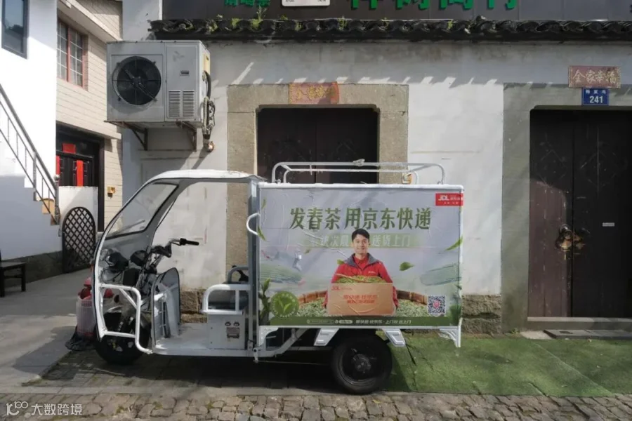 A delivery vehicle stops along the village road to collect tea leaves from local producers.