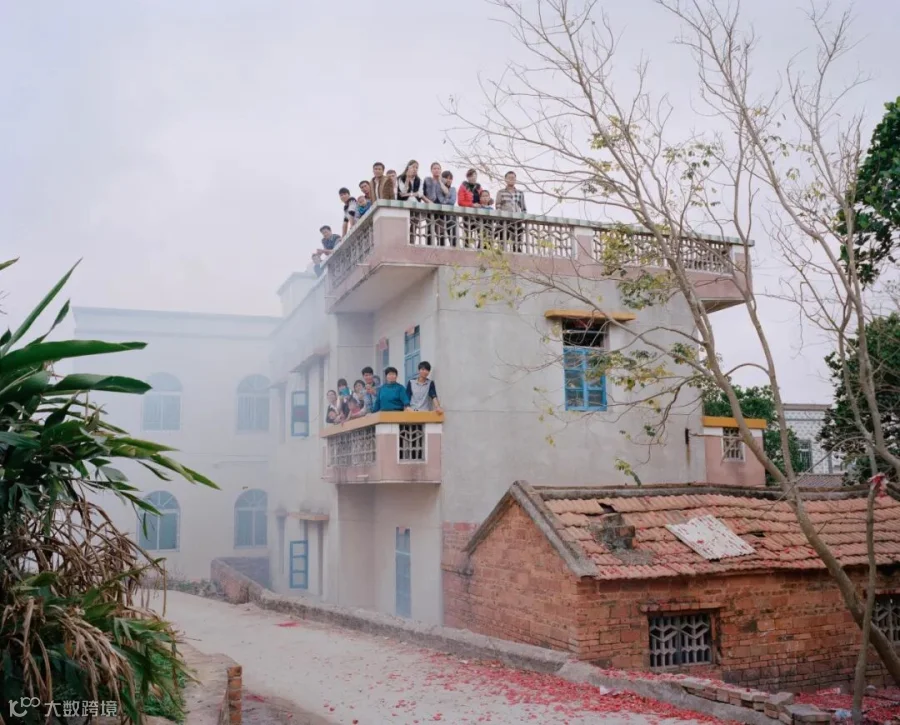 Villagers watch the parade from a balcony on Donghai Island, Guangdong province, 2014. Courtesy of Chen Liang