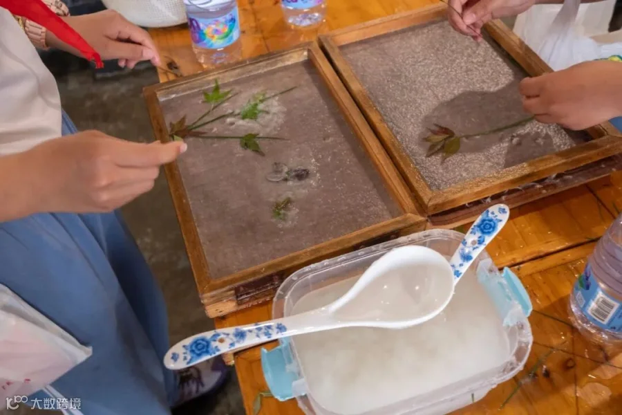 Middle school students on an educational tour try making “xuan” paper at the China Xuan Paper Museum, April 2025. Wu Huiyuan/Sixth Tone