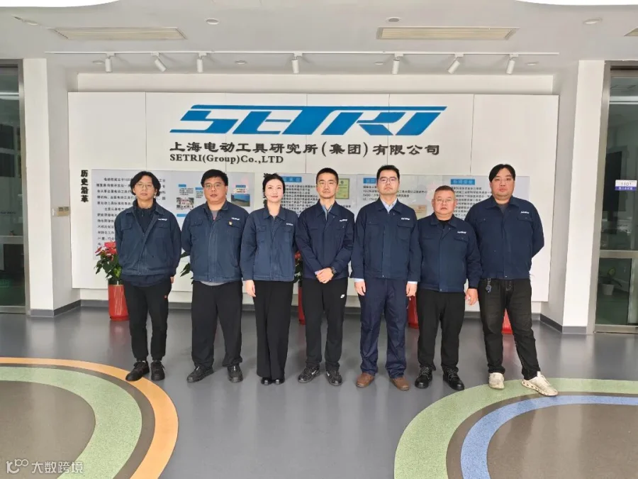 6-余佳工匠创新工作室集体照.jpg