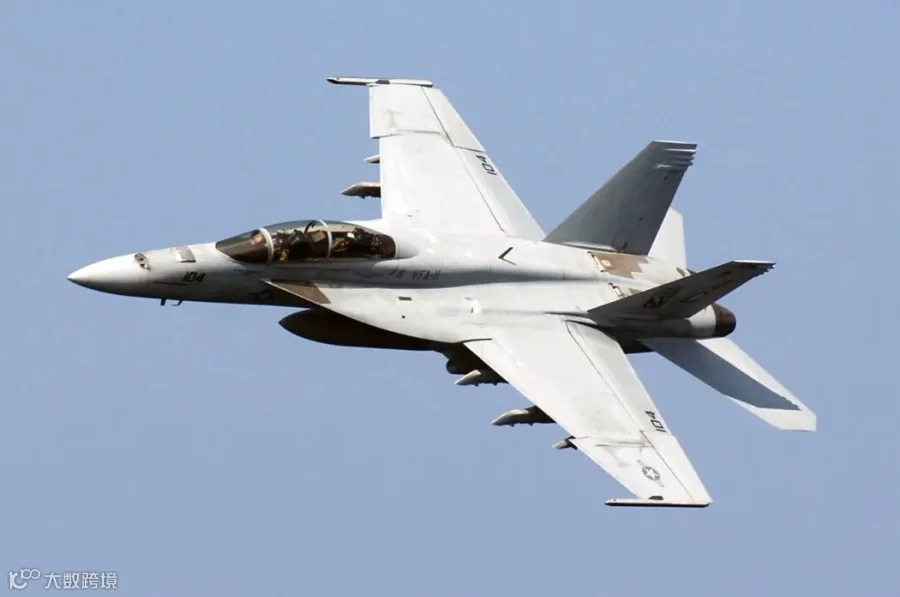 US_Navy_071203-N-8923M-074_An_F-A-18F_Super_Hornet,_from_the_Red_Rippers_of_Strike_Fighter_Squadron_(VFA)_11,_makes_a_sharp_turn_above_the_flight_deck_aboard_the_Nimitz-class_nuclear-powered_aircraft_carrier_USS_Harry_S._Truman.jpg