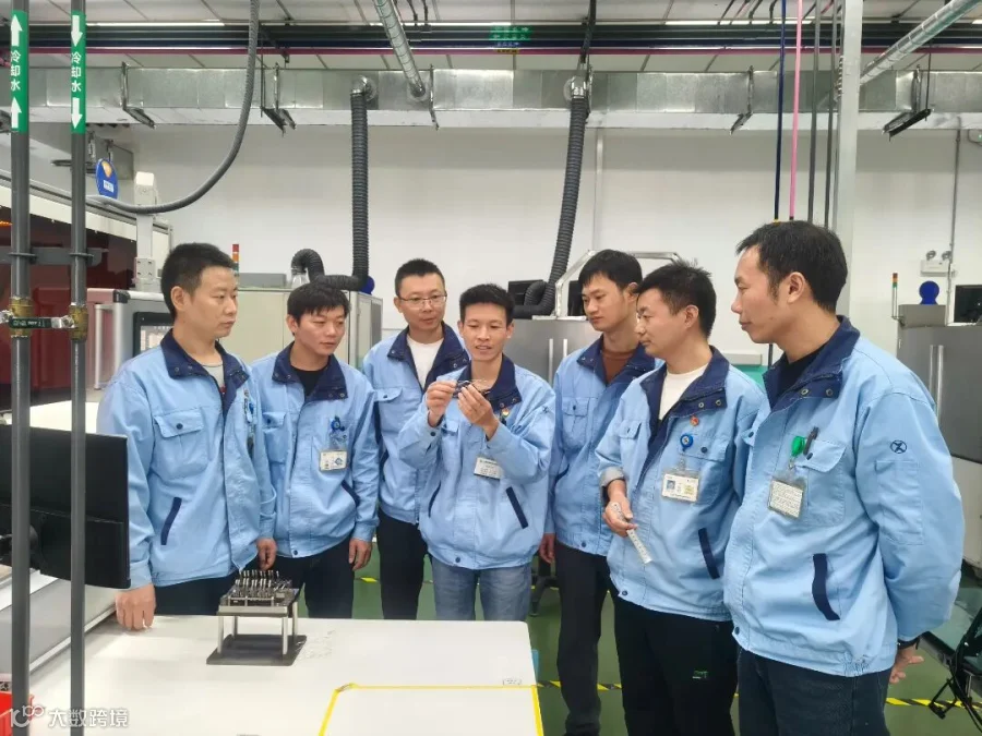 3-王建忠工匠创新工作室集体照-1.jpg
