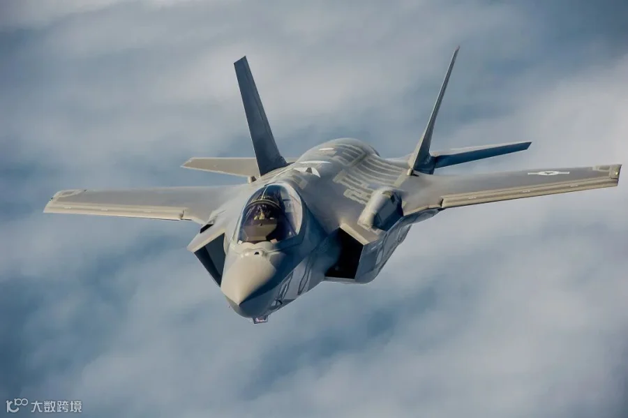 A_U.S._Air_Force_pilot_navigates_an_F-35A_Lightning_II_aircraft_assigned_to_the_58th_Fighter_Squadron,_33rd_Fighter_Wing_into_position_to_refuel_with_a_KC-135_Stratotanker_assigned_to_the_336th_Air_Refueling_130516-F-XL333-496.jpg