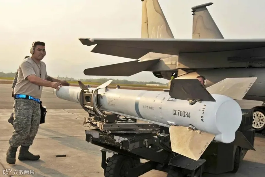 missile-AIM-120-AMRAAM-2.jpg.jpg