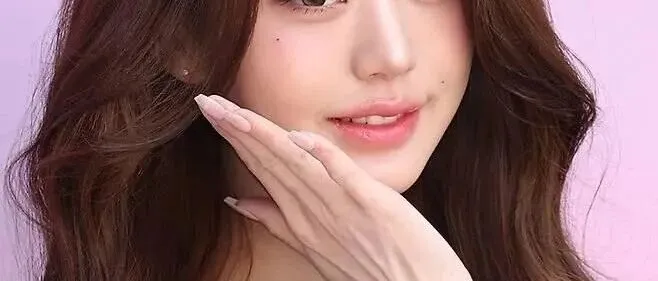 "팔짱 끼고 한손으로 응대" 장원영, '공항 출국심사 태도 논란' 오해 풀렸다