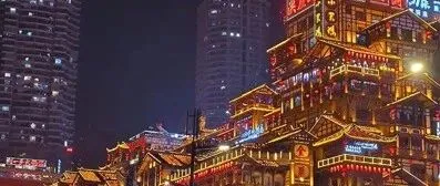 重庆现在处于一个极其尴尬的位置上，体量足够庞大却始终难摆脱增速放缓的质疑