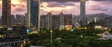 温州现在处于一个极其尴尬的位置上，民营经济旗帜鲜明却在全国强市版图中逐渐被稀释