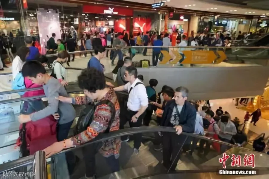 资料图:内地游客前往香港购物。 中新社记者 张炜 摄