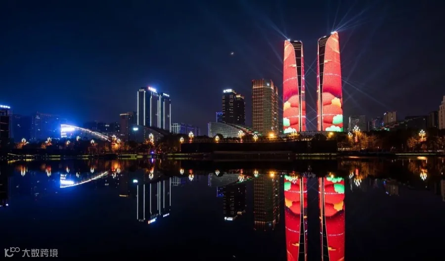 image-04-市中心双子塔夜景与江面倒影